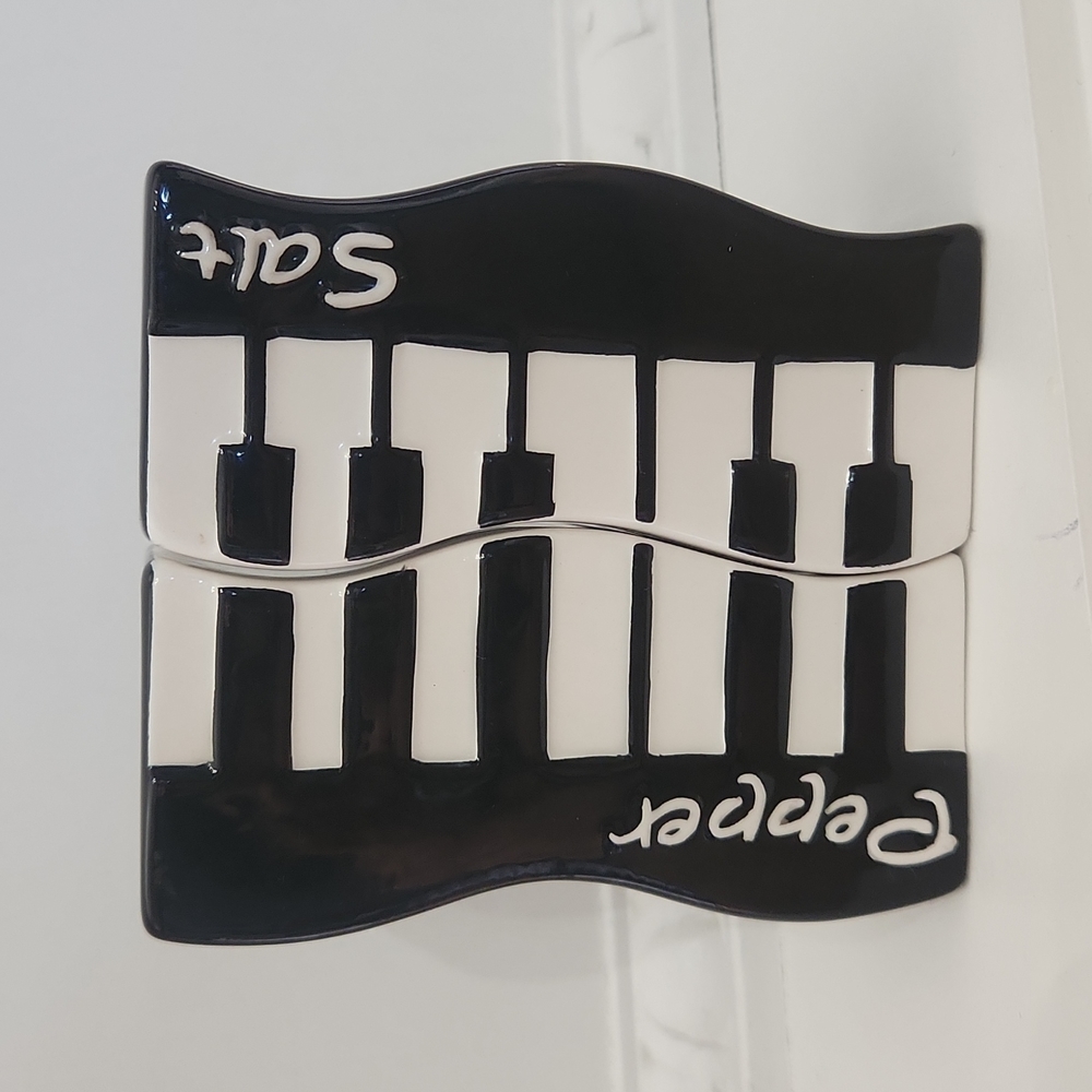Juleez Piano Keys Ceramic Black and White Salt & Pepper Shakers Music Pianist